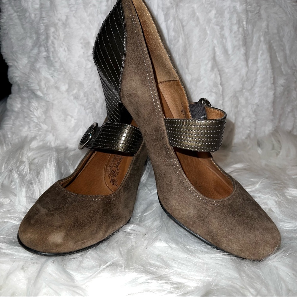 Sofft suede Mary Jane brown heels size 8